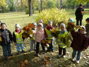 Jesienny spacer czterolatków